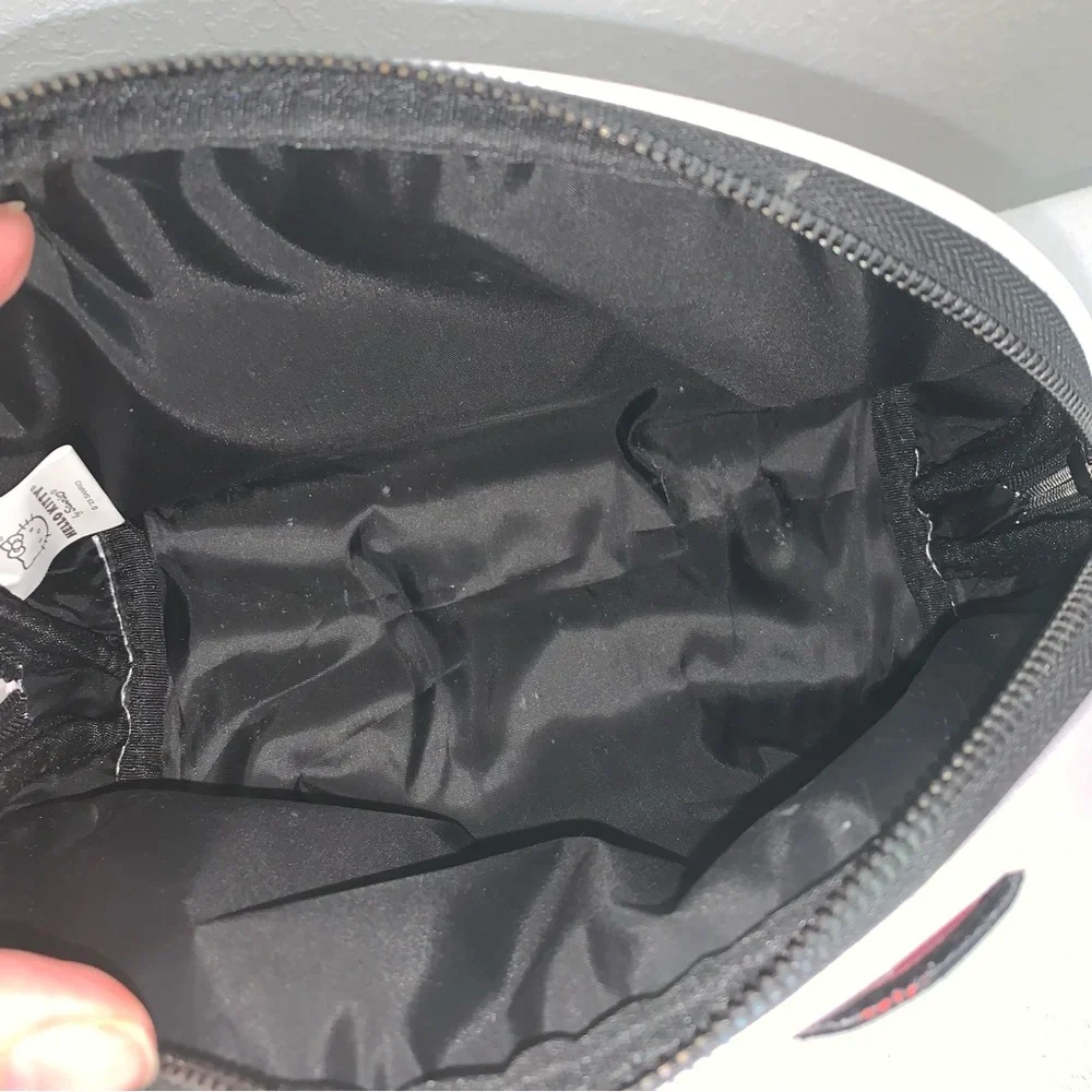 The crème x hello kitty‎ white cosmetic bag makeup bag new with tags
